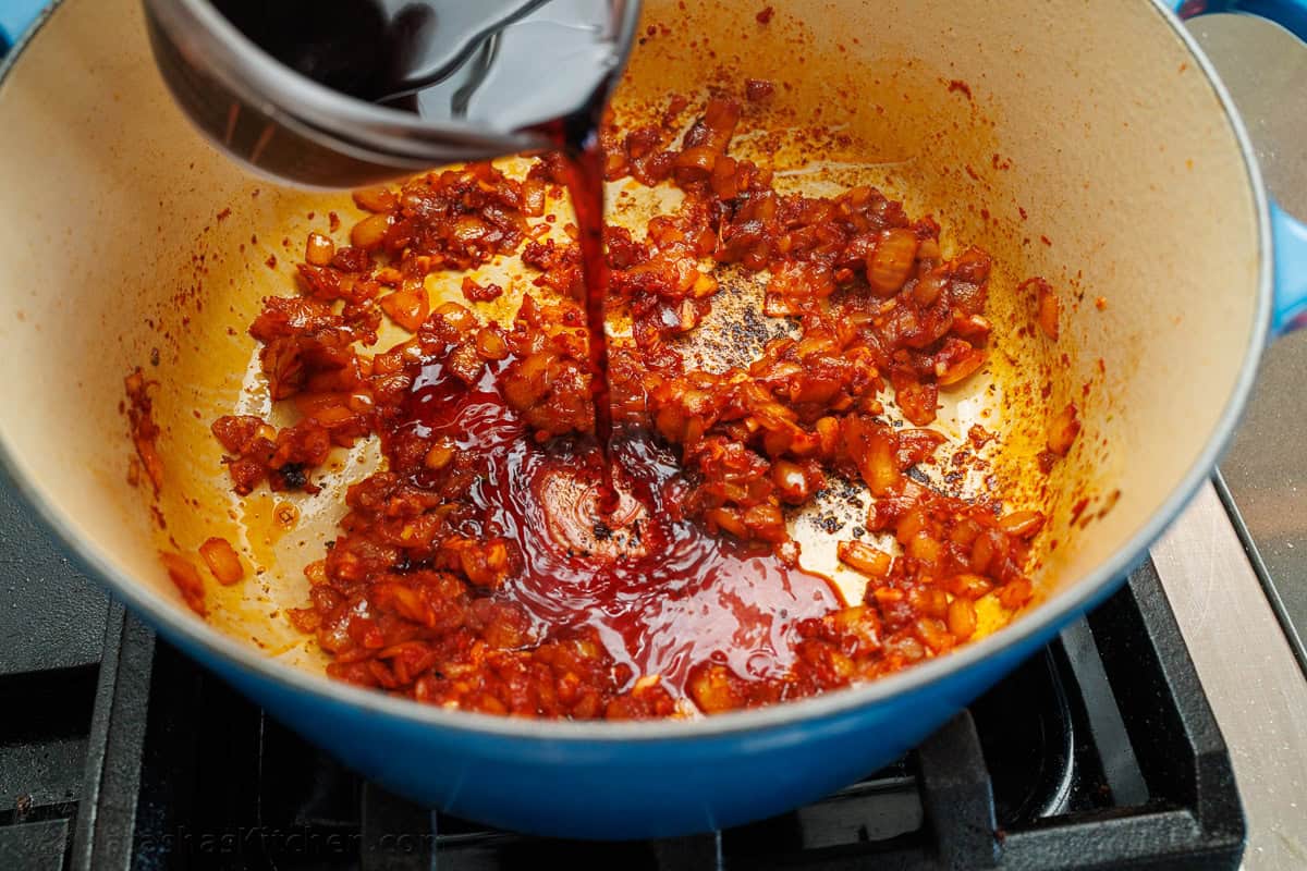 How to deglaze a pan using red wine